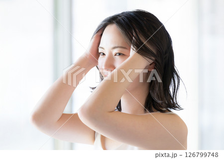 ヘアケアをする美しい女性のビューティーイメージ 126799748