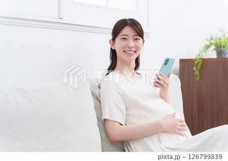 スマホを使う笑顔の妊婦 126799839