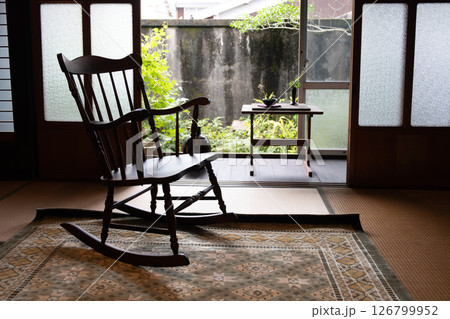 古民家とロッキングチェアー 126799952