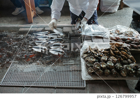 海女さんの魚介料理 126799957