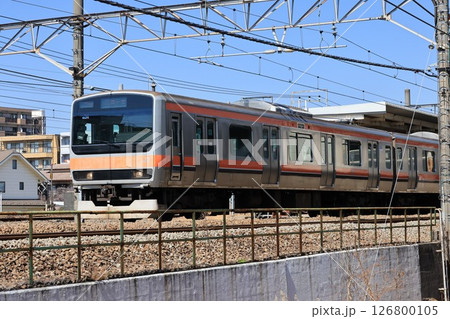 府中本町駅の引き揚げ線へ向かう武蔵野線の電車 府中本町駅の引き揚げ線へ向かう武蔵野線の電車 126800105