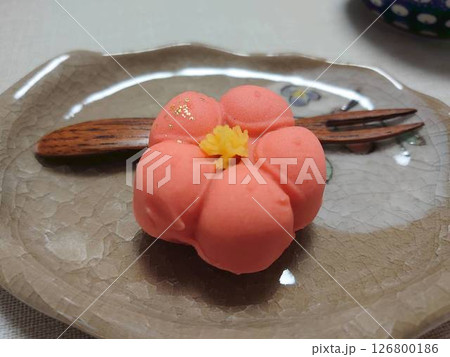 赤い花柄の和菓子 126800186