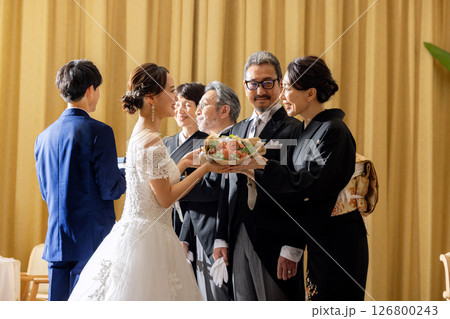 新郎新婦から両親へ感謝の贈呈 126800243