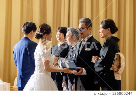 新郎新婦から両親へ感謝の贈呈 新郎新婦から両親へ感謝の贈呈 126800244
