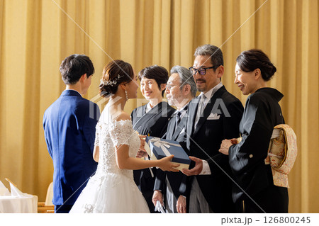 新郎新婦から両親へ感謝の贈呈 新郎新婦から両親へ感謝の贈呈 126800245