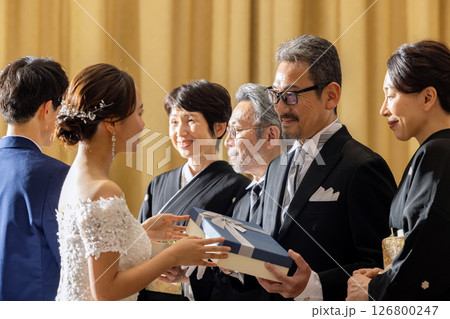 新郎新婦から両親へ感謝の贈呈 新郎新婦から両親へ感謝の贈呈 126800247