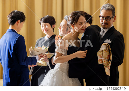 新婦とお母さんが抱き合うシーン 126800249