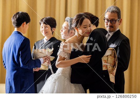 新婦とお母さんが抱き合うシーン 126800250