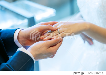 指輪をつける新郎と新婦 指輪をつける新郎と新婦 126800254