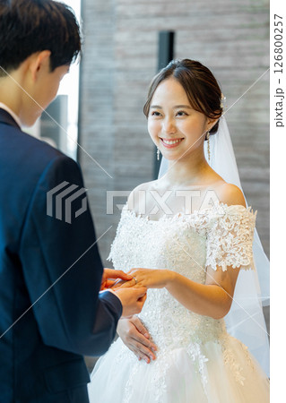 指輪をつける新郎と新婦 126800257