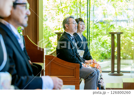 新郎新婦を見ている両親 126800260