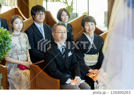 新郎新婦を見ている両親 新郎新婦を見ている両親 126800263