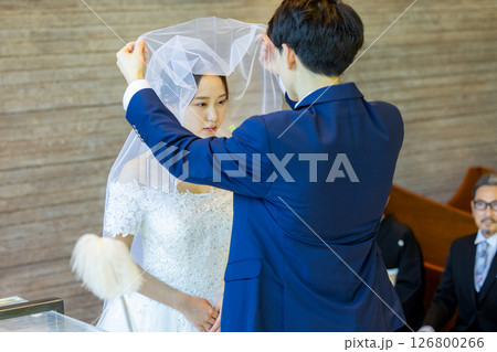 ベールをあげる　結婚式 126800266