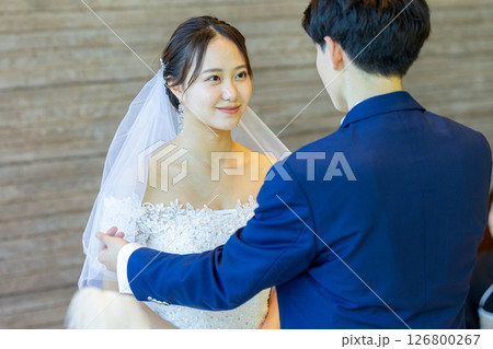 ベールをあげる　結婚式 126800267