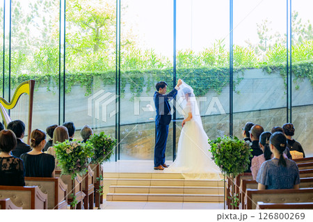 ベールをあげる　結婚式 126800269