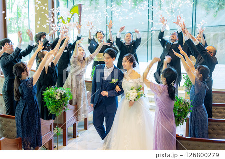 新郎新婦　退場　フラワーシャワー 126800279