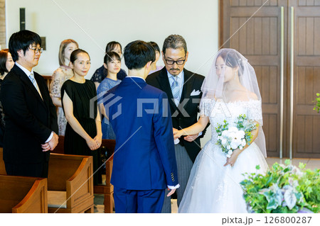 バージンロードを歩く新郎新婦と父親 バージンロードを歩く新郎新婦と父親 126800287