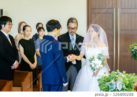 バージンロードを歩く新郎新婦と父親 バージンロードを歩く新郎新婦と父親 126800288