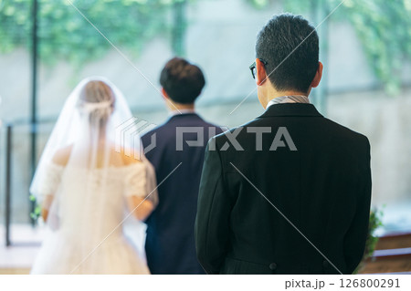 新婦を見つめるお父さん 126800291
