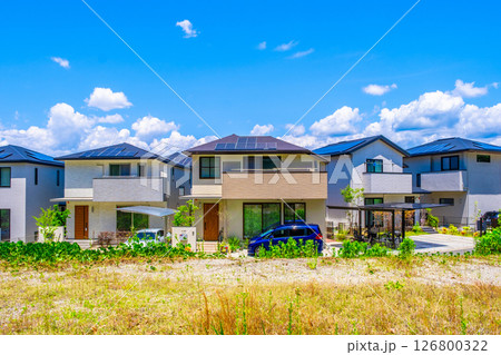 ソーラー発電の再エネ新築住宅街 126800322