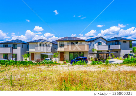 ソーラー発電の再エネ新築住宅街 126800323