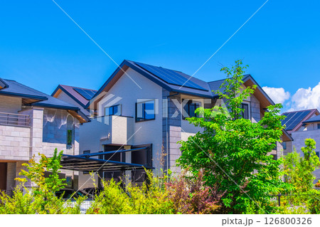 ソーラー発電の新築再エネ住宅街 126800326