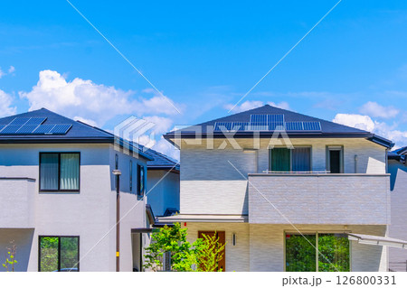 ソーラー発電の新築再エネ住宅街 126800331