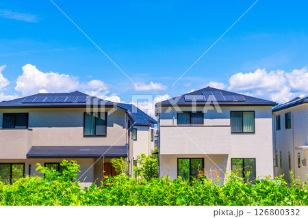 ソーラー発電の新築再エネ住宅街 126800332