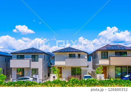 ソーラー発電の新築再エネ住宅街 126800352