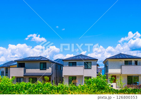 ソーラー発電の新築再エネ住宅街 126800353