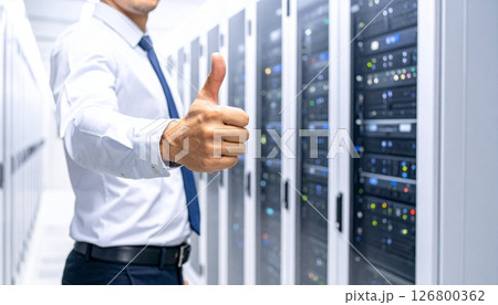サーバーの前でグッドサインを出す手 サーバーの前でグッドサインを出す手 126800362
