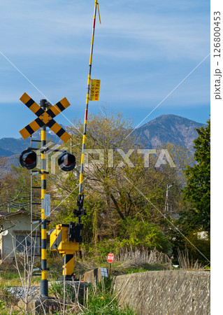 山間に伸びる小海線、のどかな踏切風景 126800453