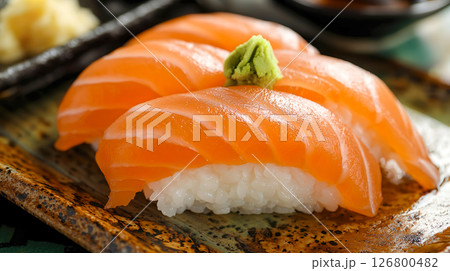 脂ののった美味しそうなサーモンの握り鮨 126800482