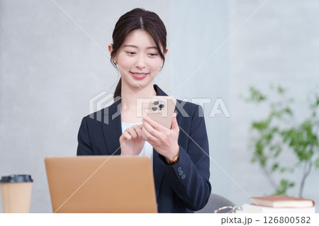 スマホを使うビジネスマン女性 スマホを使うビジネスマン女性 126800582