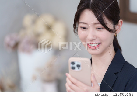 スマホを使うビジネスマン女性 126800583
