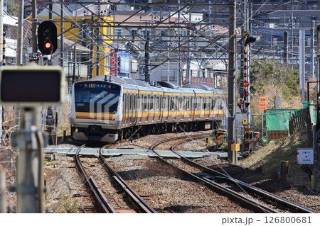 久地駅を出発して川崎駅に向かうJR南武線の電車 126800681