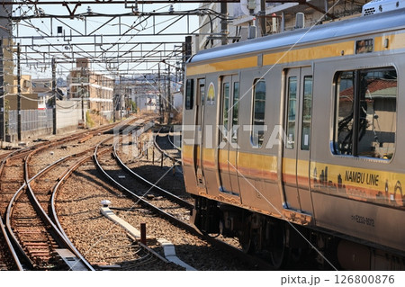 登戸駅に到着したJR南武線立川行きの電車 126800876