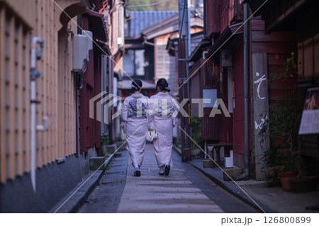 ひがし茶屋街を散策する着物女子 ひがし茶屋街を散策する着物女子 126800899