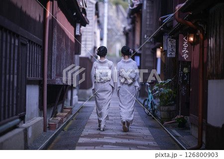 ひがし茶屋街を散策する着物女子 ひがし茶屋街を散策する着物女子 126800903