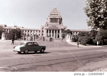 古写真 1956年 東京 国会議事堂前の風景 古写真 1956年 東京 国会議事堂前の風景 126800967