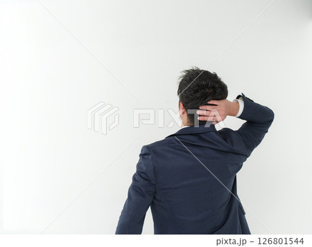 悩むサラリーマンの後ろ姿 悩むサラリーマンの後ろ姿 126801544