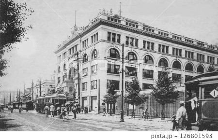 古写真　1918-1926年　東京　日本橋　室町通りと三越呉服店 126801593