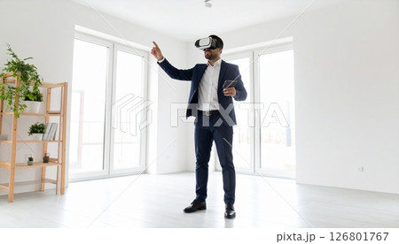 VRゴーグルをつけた男性 126801767