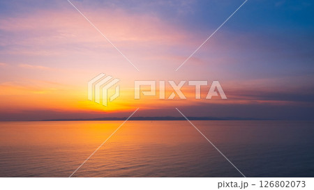 角田岬の夕暮れ：佐渡島に沈む夕日 126802073