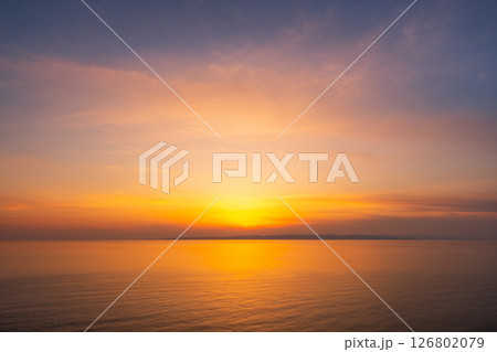 角田岬の夕暮れ：佐渡島に沈む夕日 126802079