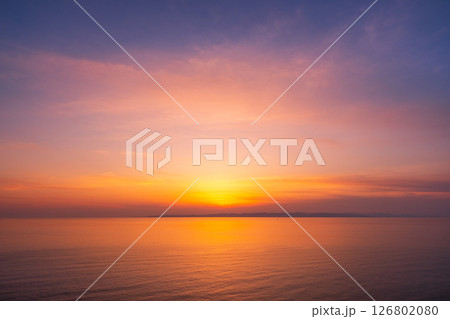 角田岬の夕暮れ：佐渡島に沈む夕日 126802080