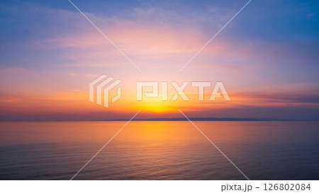 角田岬の夕暮れ：佐渡島に沈む夕日 126802084