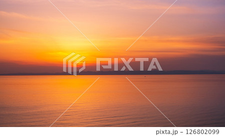 角田岬の夕暮れ：佐渡島に沈む夕日 126802099