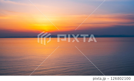 角田岬の夕暮れ：佐渡島に沈む夕日 126802100