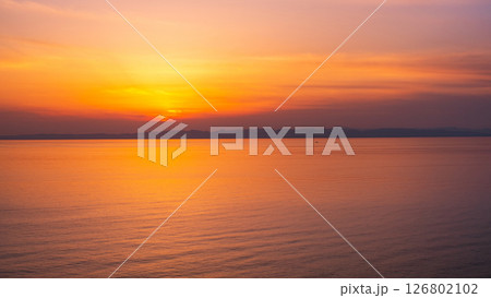 角田岬の夕暮れ：佐渡島に沈む夕日 126802102